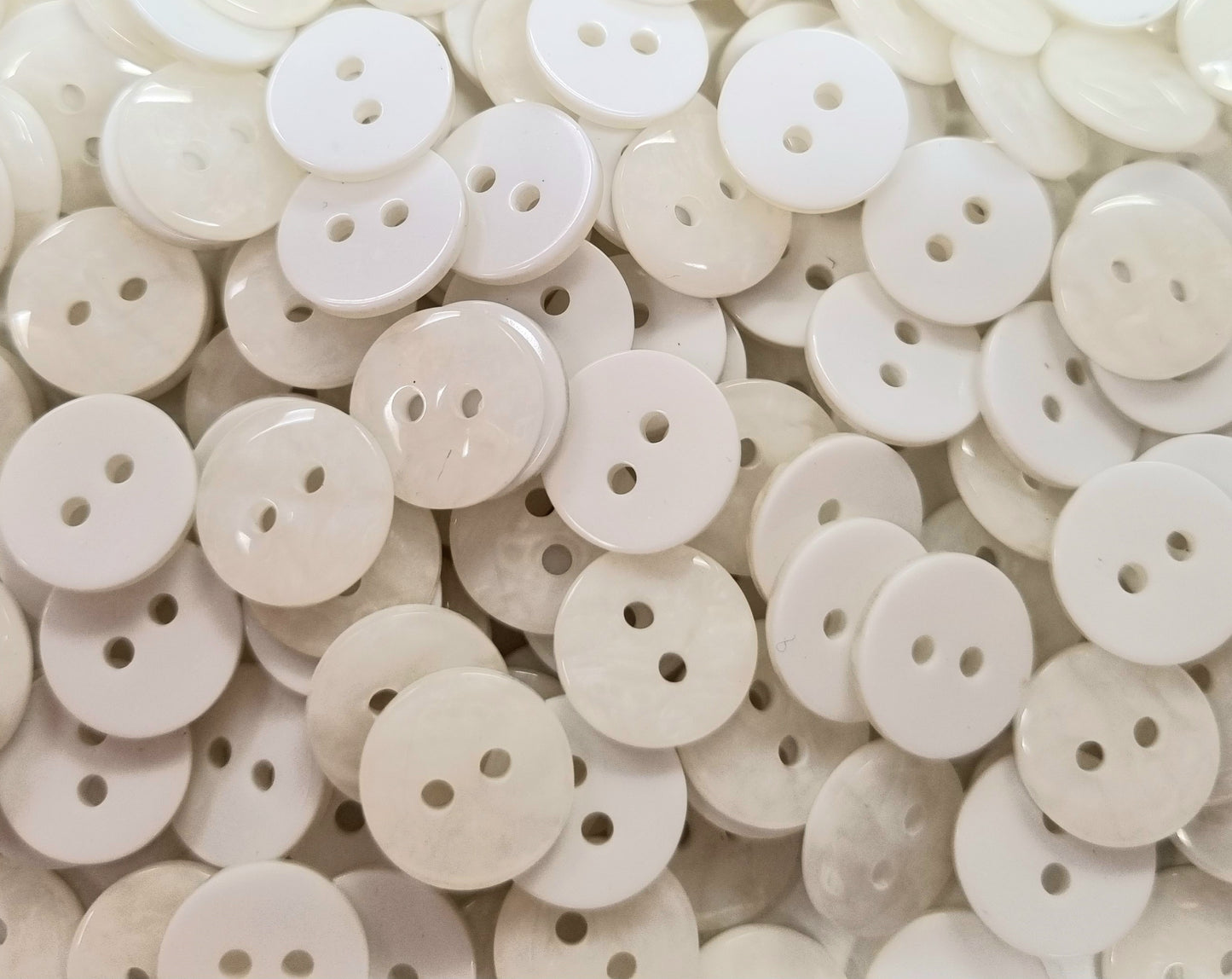 clbut20 - Shiny ivory button (SIZE 18L)