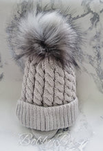 Load image into Gallery viewer, PRINCE - Faux fur single pompom cable hat