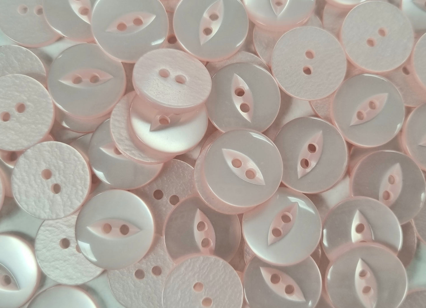 FEB01 - Fish eye button (Size 26)