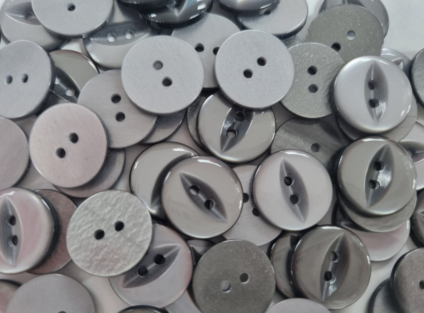 FEB01 - Fish eye button (Size 26)