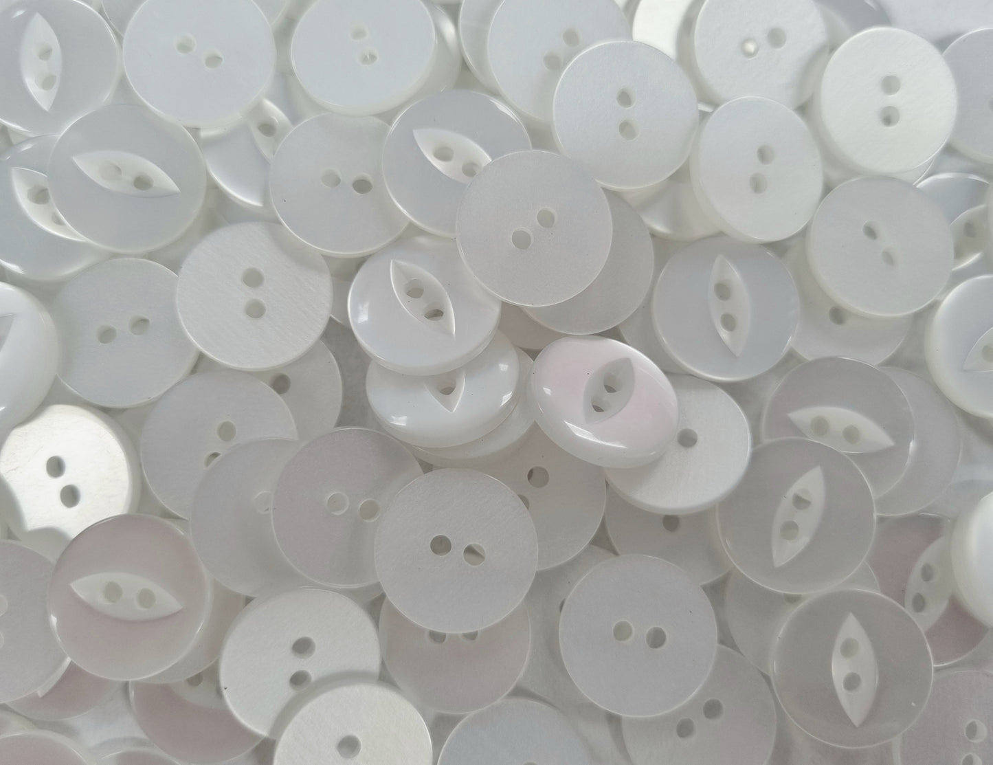 FEB01 - Fish eye button (Size 26)