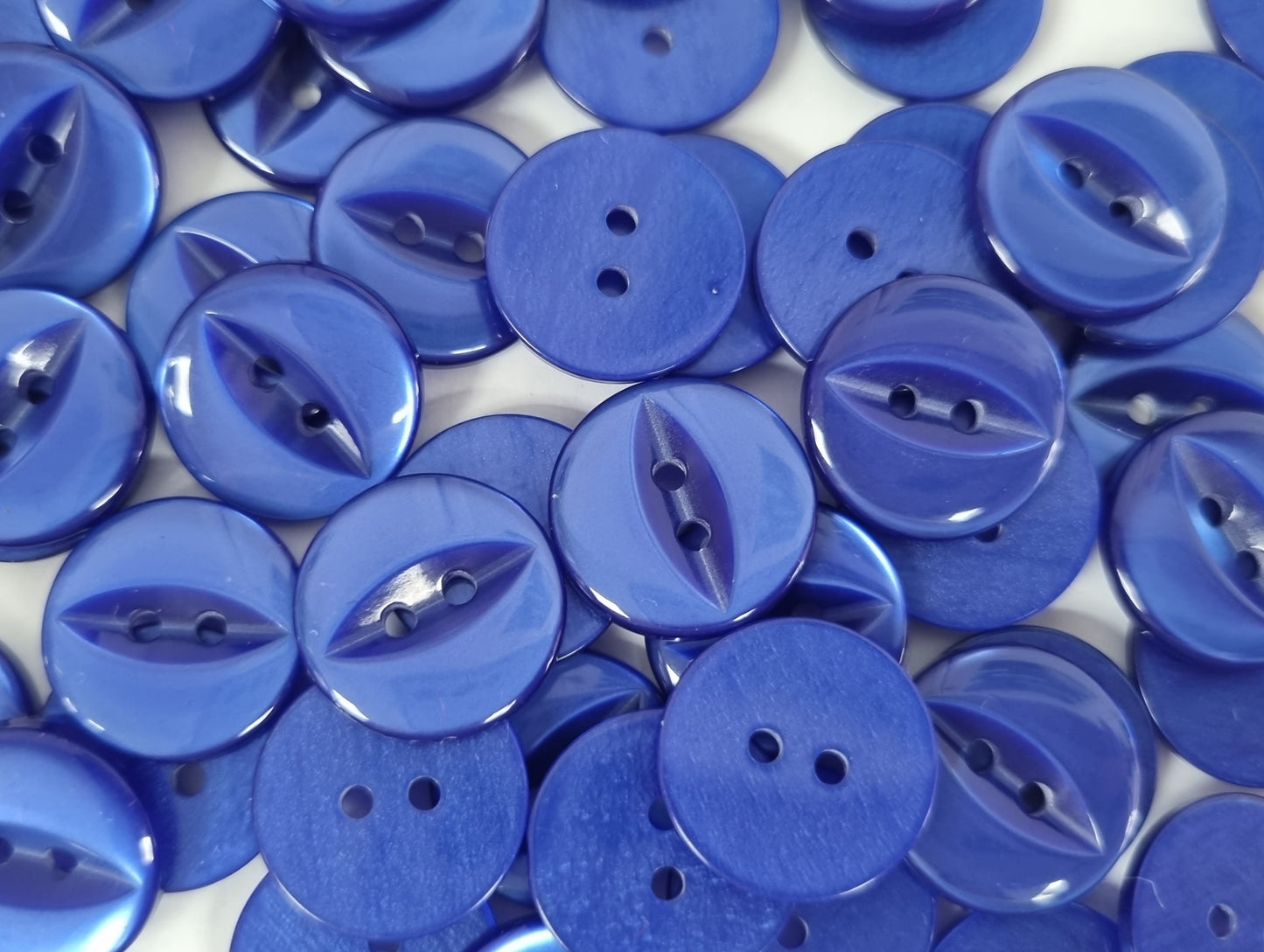 FEB01 - Fish eye button (Size 26)