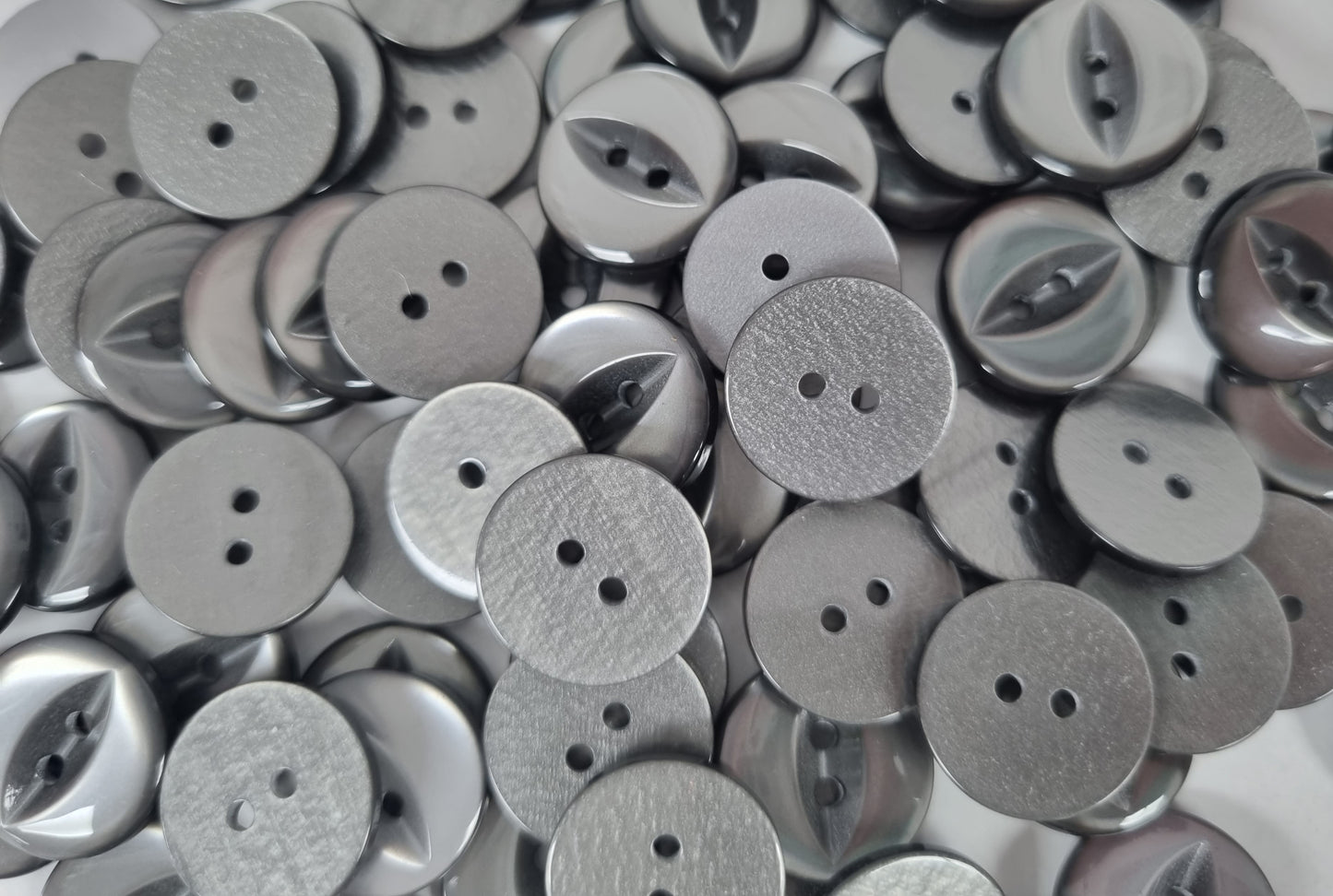 FEB01 - Fish eye button (Size 26)