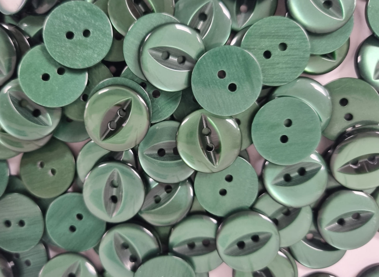 FEB01 - Fish eye button (Size 26)