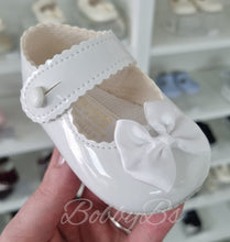Load image into Gallery viewer, 604 - White Softsole bow shoe