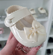 Load image into Gallery viewer, 604 - Ivory Softsole bow shoe