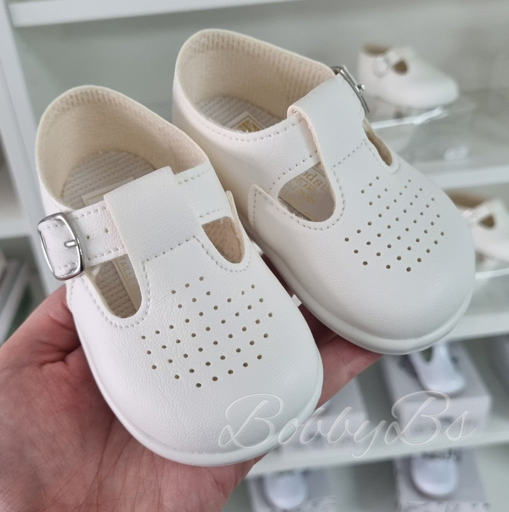 501 - Pinhole white hardsole shoe