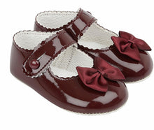 Load image into Gallery viewer, 604 - Burgundy Softsole bow shoe.