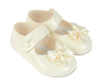 Load image into Gallery viewer, 604 - Ivory Softsole bow shoe