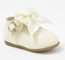 Load image into Gallery viewer, KYLIE - CREAM Hardsole Patent bow shoe