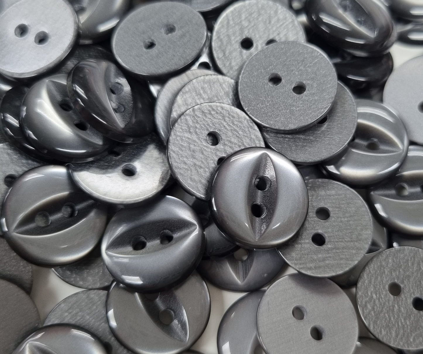 FEB01 - Fish eye button (Size 22)