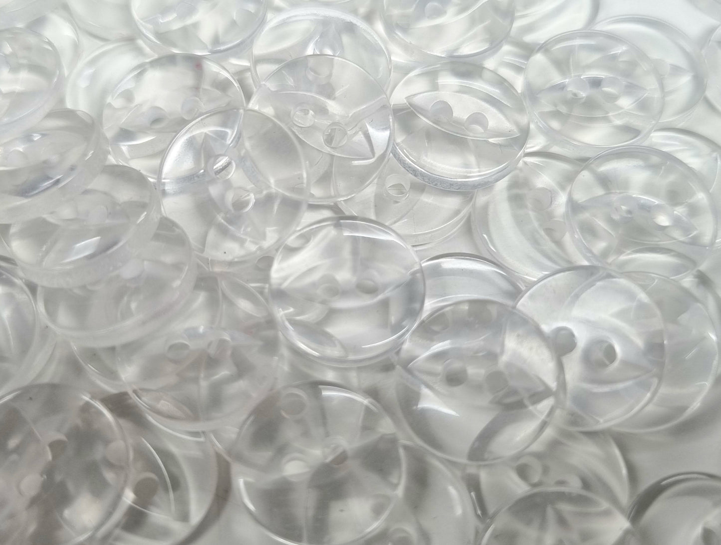 ISB81 - Fisheye cream button (Size 18)