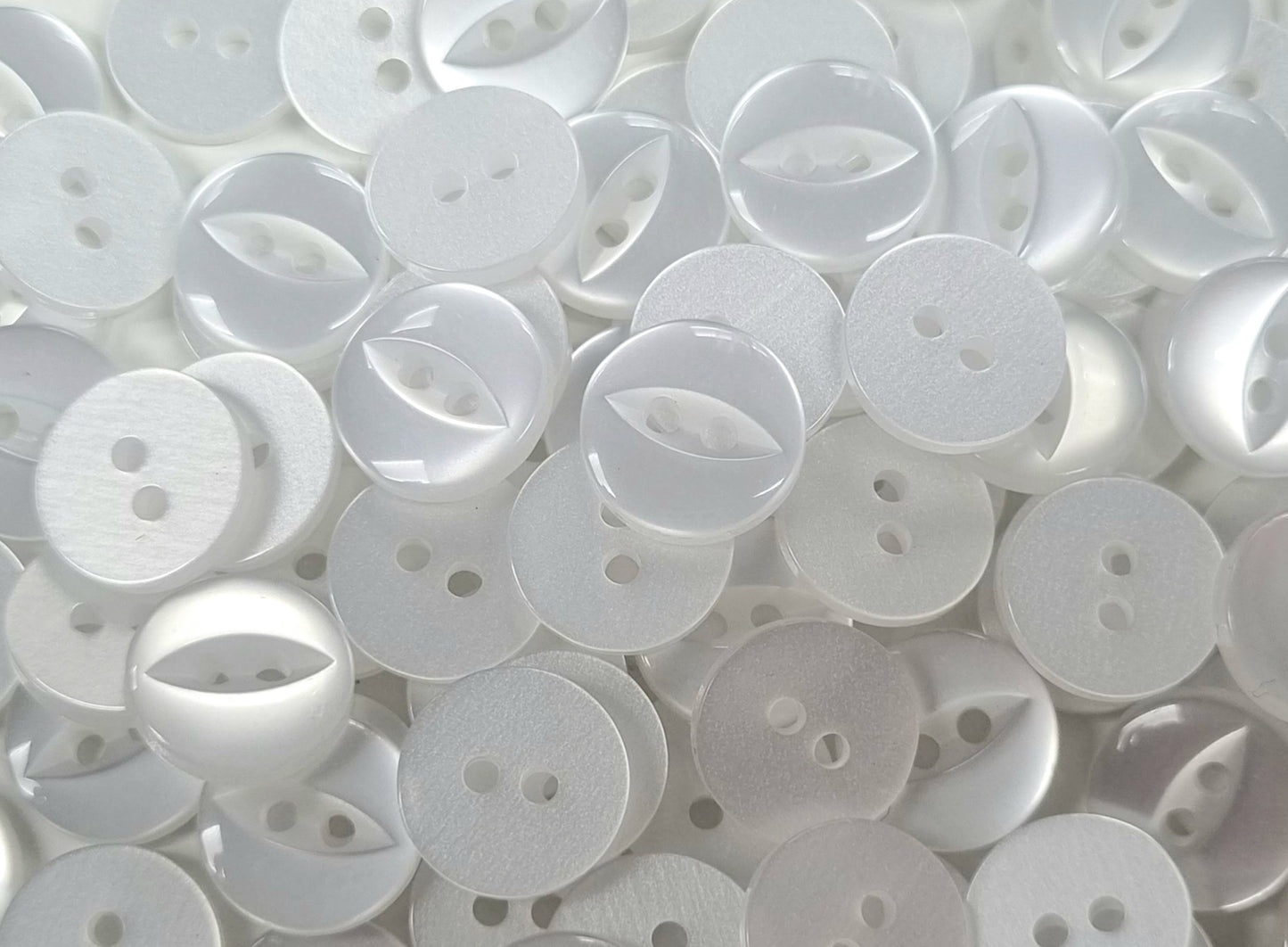 ISB81 - Fisheye cream button (Size 18)