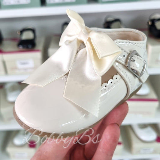 KYLIE - Ivory Hardsole Patent bow shoe