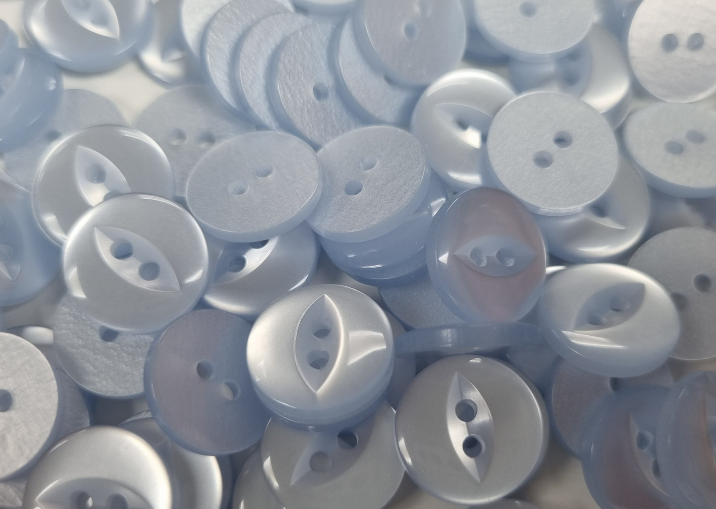 FEB01 - Fish eye button (Size 22)