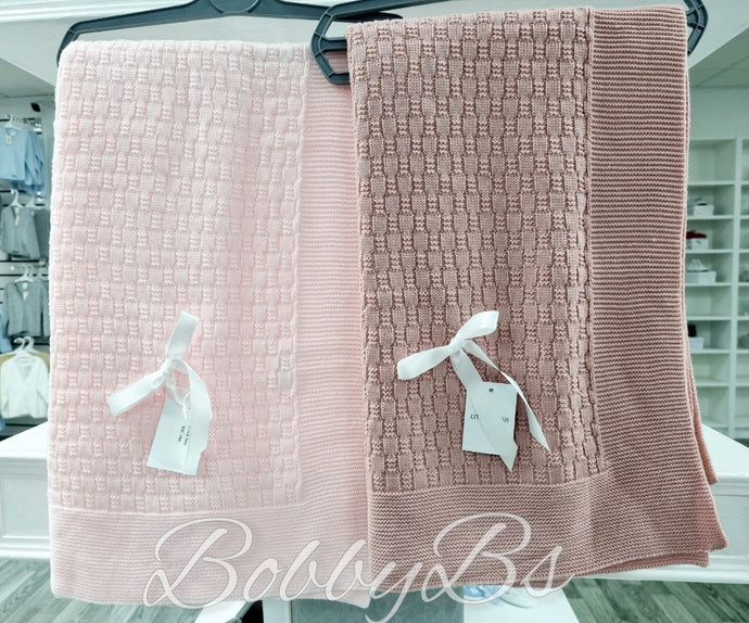 5622 ~ Plain knit spanish shawl